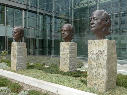 Die drei Väter der Einheit vor dem Axel Springer Verlagshaus in Berlin