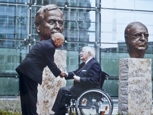 Enthüllung vom Kanzler a. D Helmut Schmidt in Berlin