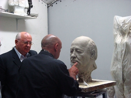 Präsident Gorbatschow im Atelier von Serge Mangin