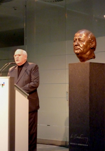 Präsident Gorbatschow bei der Enthüllung des Denkmals im Axel Springer Verlagshaus in Berlin.