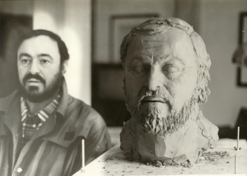 Luciano Pavarotti bei der Zusammenarbeit mit Serge Mangin in seinem Haus in Modena