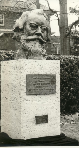Johannes Brahms vor dem Musikkonservatorium in Hamburg